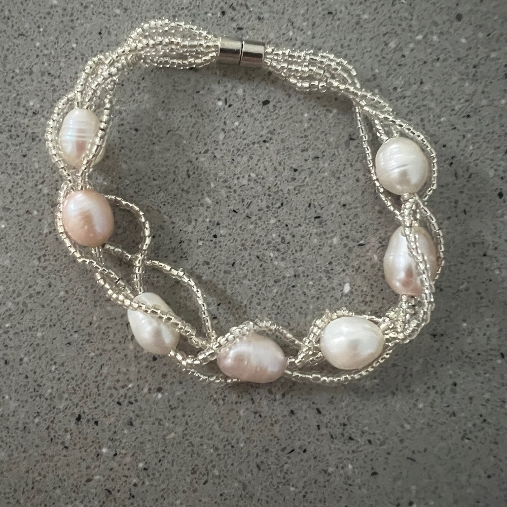 A beautiful freshwater pearl bracelet with magnetic clasp